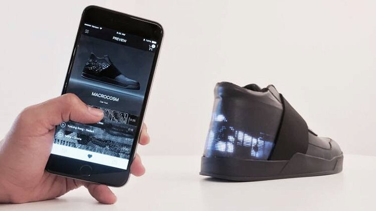 В США создали кроссовки с LED-дисплеем - фото