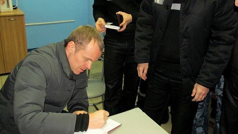 Анюков посетил исправительную колонию и встретился с болельщиками - фото