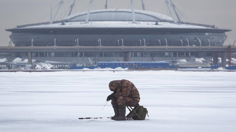 Особенности национальной рыбалки на фоне стадиона - фото