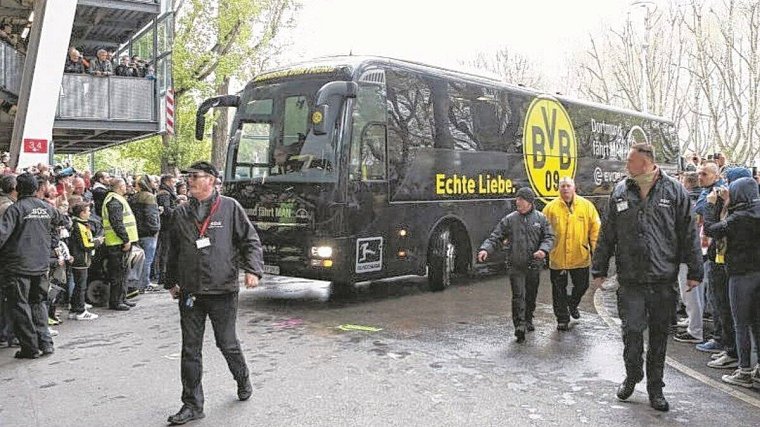 На автобус дортмундской «Боруссии» совершена атака, один игрок ранен - фото