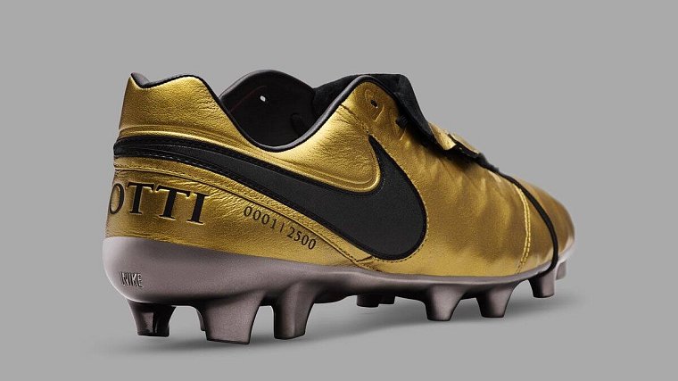 Nike выпустил золотые бутсы в честь 25-летия выступлений Тотти в «Роме» - фото
