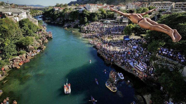 1566 год: боснийские хай-дайверы прыгают с моста - фото