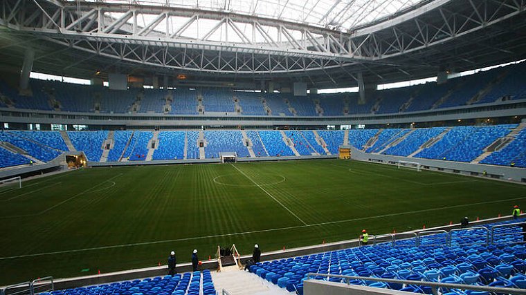 На стадионе «Санкт-Петербург» укладывают новый газон - фото