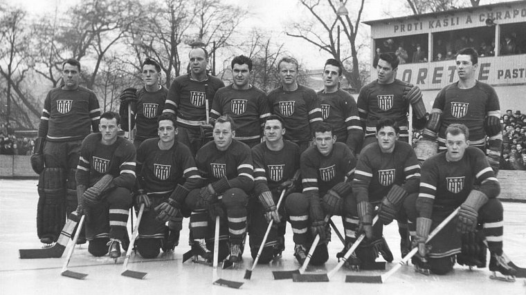 История зимних игр. Санкт-Мориц-1948. Полицейские выгнали со льда американских хоккеистов - фото