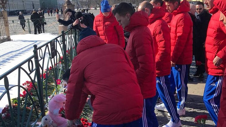 Футболисты сборной России возложили цветы к стихийному мемориалу жертвам пожара в Кемерово - фото