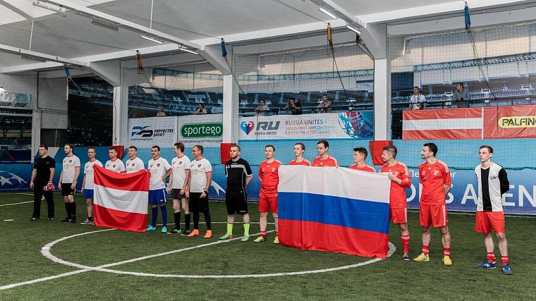 Болельщики сборной России обыграли фанатов Австрии в Петербурге - фото