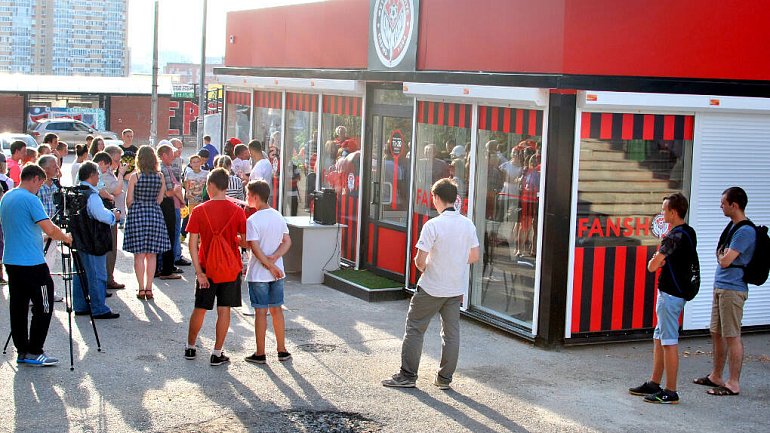 Фан-шоп «Амкара» продолжает работу, несмотря на расформирование клуба - фото