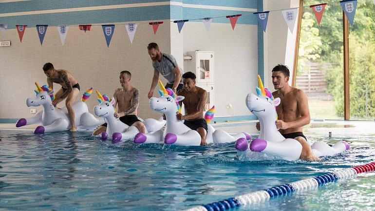Футболисты сборной Англии устроили заплыв на надувных единорогах на базе в Репино - фото