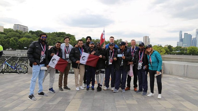 Восемь рабочих из Катара посетили чемпионат мира в России вместе с Хави - фото