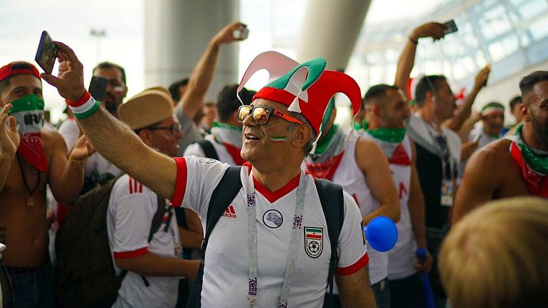 Ночью иранские фанаты шумели под окнами отеля сборной Португалии - фото