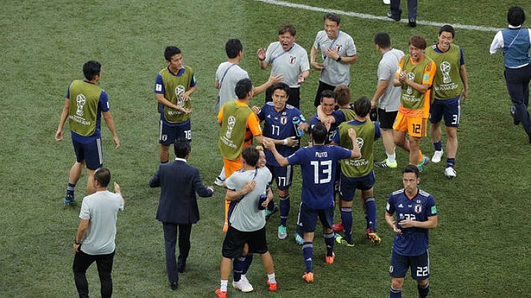 Япония прошла в плей-офф по желтым карточкам - фото