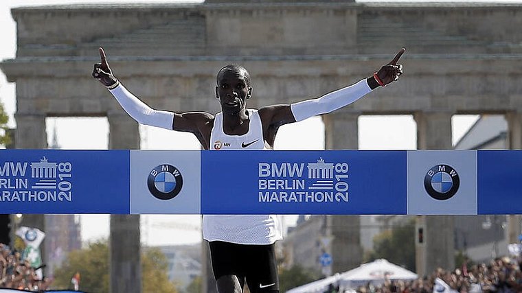 Кениец Элиуд Кипчоге установил мировой рекорд на Берлинском марафоне - фото