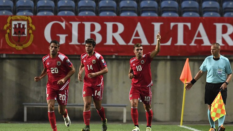Гибралтар выиграл первый официальный матч, болельщики подрались, а тренер соперника назвал пенальти «подозрительным» - фото