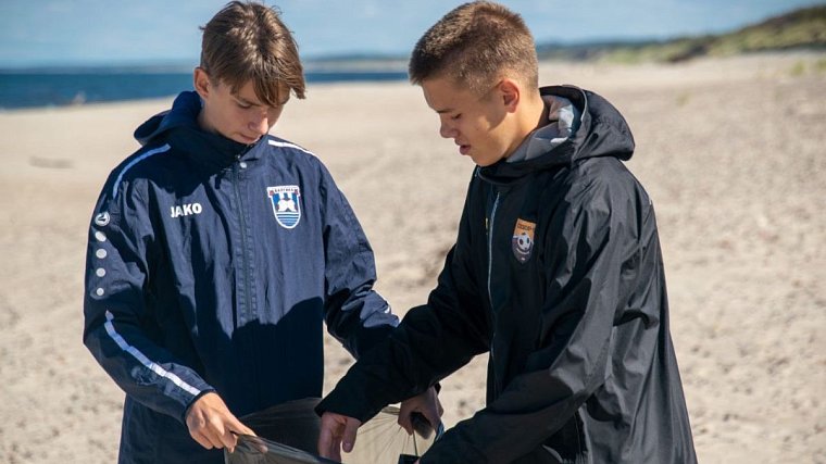 Футболисты и тренеры ЮФЛ Северо-Запад приняли участие в экологической акции - фото