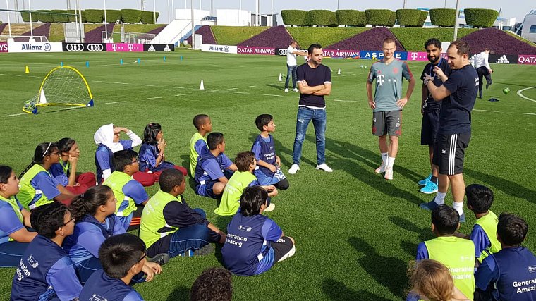 Хави и Киммих тренировали детей в Дохе - фото