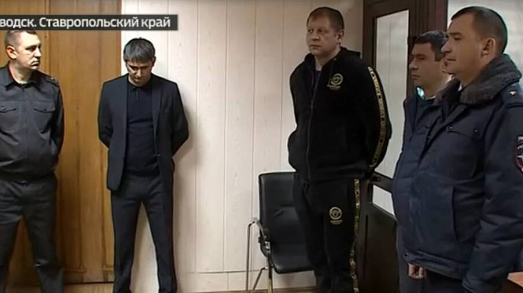 В МВД опровергли информацию о возможном увольнении полицейских, задержавших пьяного Емельяненко - фото