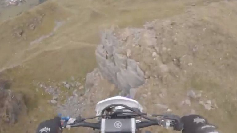 Мотогонщик упал с 15-метровой горы и смог выжить - фото