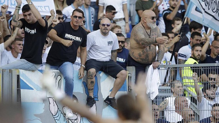 Фанаты «Лацио» выставили баннер с надписью «Слава Бенито Муссолини» перед матчем с «Миланом» - фото