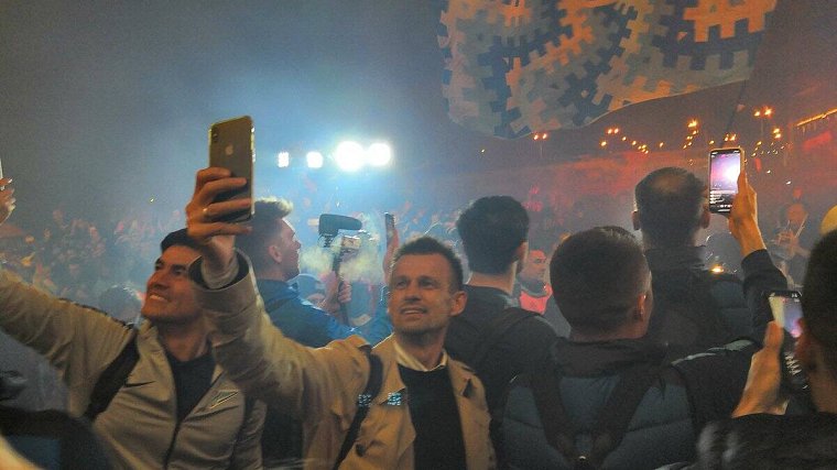 Фанаты «Зенита» взяли пример с Дзагоева: Как болельщики и команда отметили чемпионство в Пулково - фото