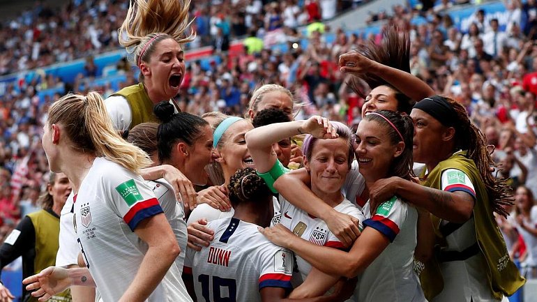 Американки выиграли четвертый чемпионат мира. Их главная цель – равноправие в футболе - фото