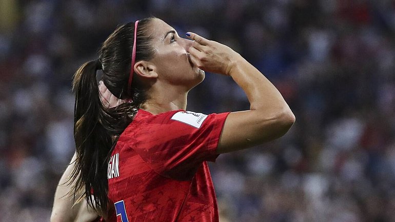 Американскую футболистку затравили за жест после гола. Она утверждает, что это сексизм - фото