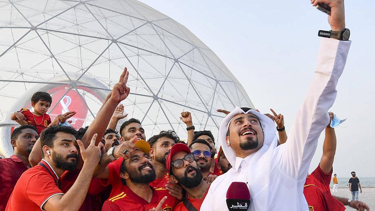 Алкоголь, открытая одежда, поцелуи. Что действительно запрещено на чемпионате мира в Катаре? - фото