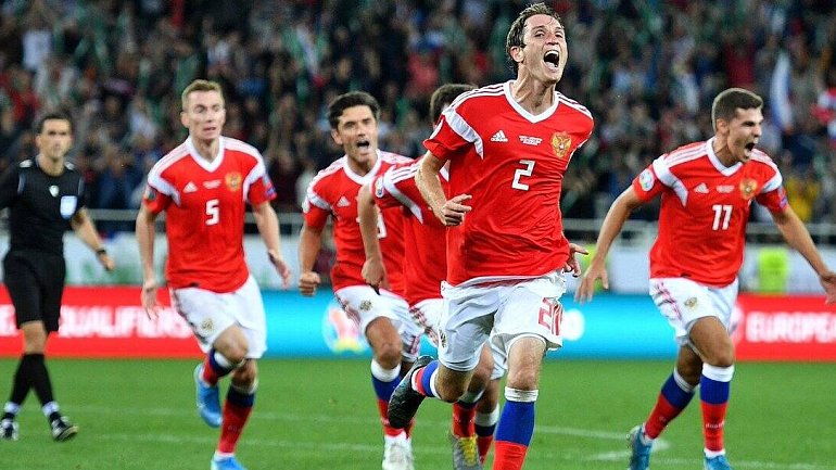 Сборная России поднялась на четыре позиции в рейтинге ФИФА - фото