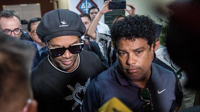 Роналдиньо вышел на свободу в Парагвае, но должен решить вопрос с поддельным паспортом - фото