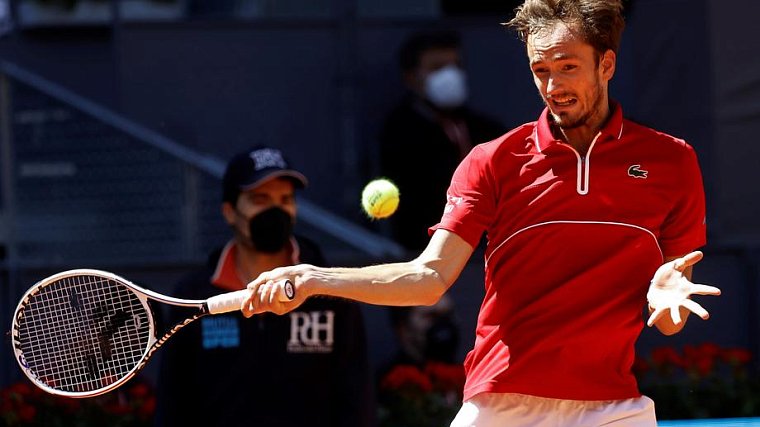 Даниил Медведев вышел в третий круг турнира в Мадриде, не пожалев ракетку - фото