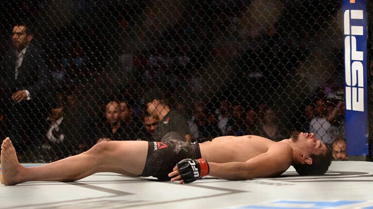 Страшный нокаут на турнире UFC: слабонервным лучше не смотреть! - фото