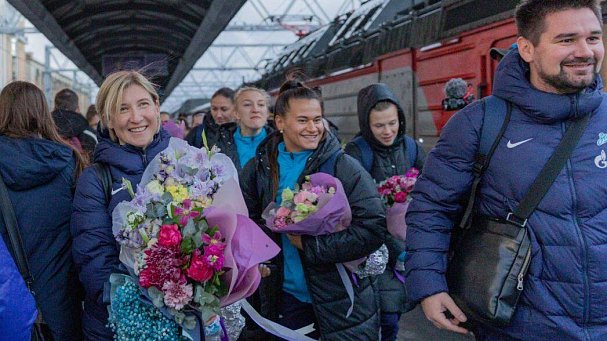 Море цветов в городе победителей: Как Петербург встретил женский «Зенит», который впервые выиграл чемпионат России - фото
