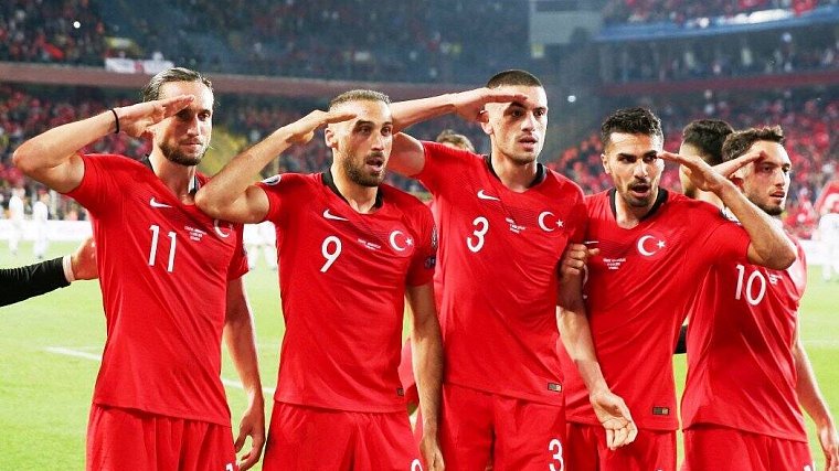 Турцию могут лишить финала Лиги чемпионов. Все из-за милитаристских жестов на матче сборной - фото