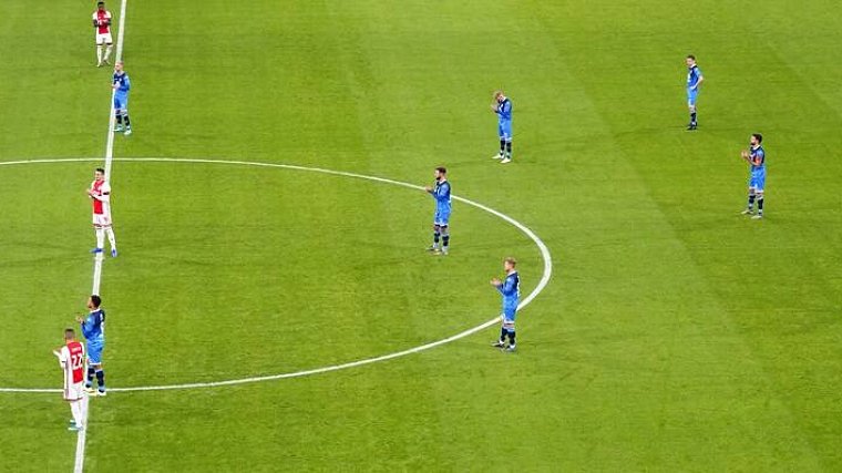 «Аякс» и «Хераклес» не играли первую минуту матча в знак протеста против расизма - фото