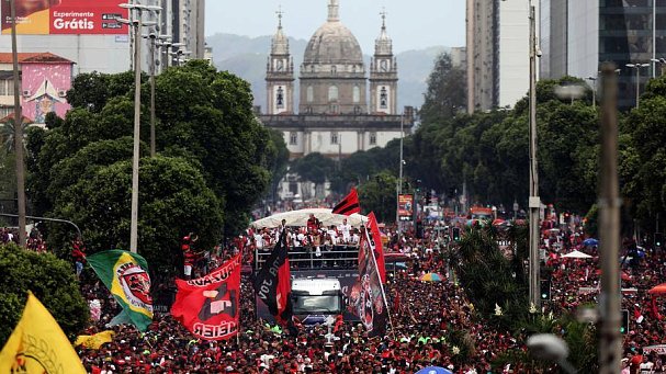 В Рио произошло столкновение полиции и фанатов, празднующих победу «Фламенго» - фото