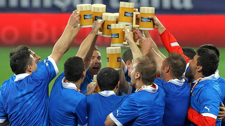 Комитет Госдумы поддержал проект возвращения пива на стадионы, деньги от напитков пойдут на развитие детско-юношеского футбола - фото