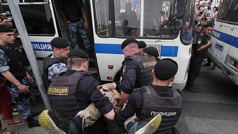 Полиция Петербурга привлекла к ответственности более 70 фанатов - фото