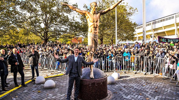 Вандалы обрушили статую Златана Ибрахимовича в Мальме - фото