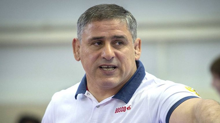 Главный тренер сборной России выразил готовность ехать на Олимпиаду без флага и гимна - фото