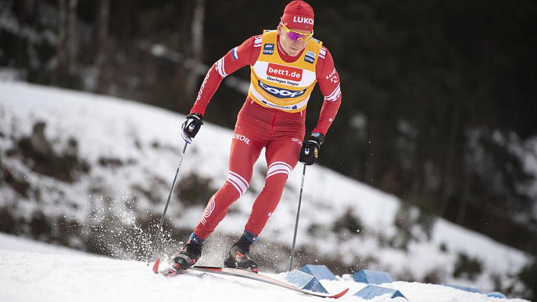 Александр Большунов разгромил норвежцев на «Ски Туре» при помощи друга и снегохода - фото