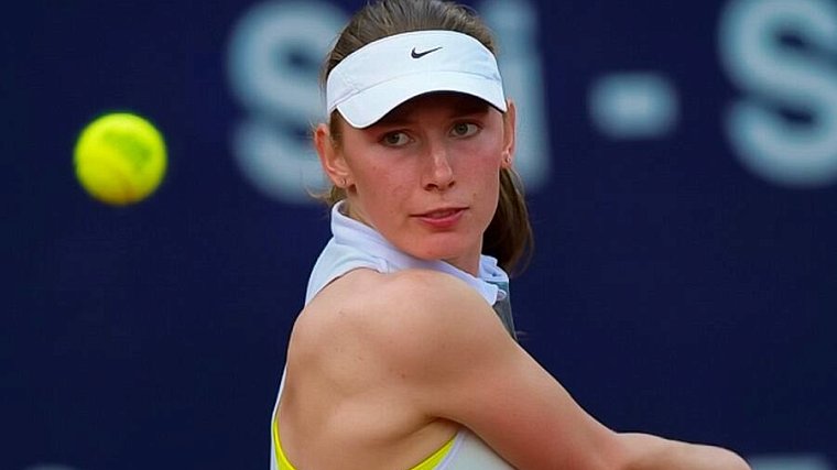 Россиянка Екатерина Александрова выиграла первый титул в WTA и чуть не уронила кубок - фото