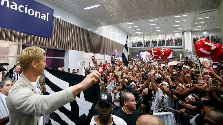 Сотни бразильских фанатов встретили в аэропорту бывшего игрока ЦСКА - фото