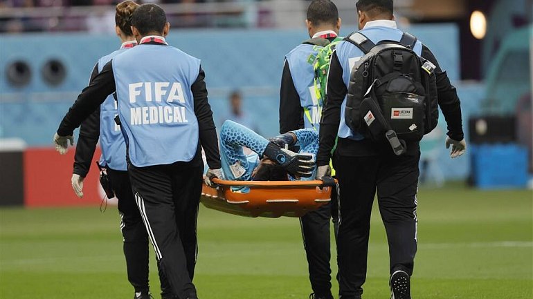 У вратаря сборной Ирана Алирезы Бейранванда сломан нос и подозрение на сотрясение мозга после матча с Англией - фото