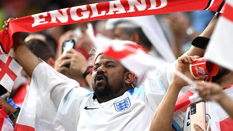 Английские болельщики нарушили запрет ФИФА и пришли на матч в костюмах крестоносцев - фото