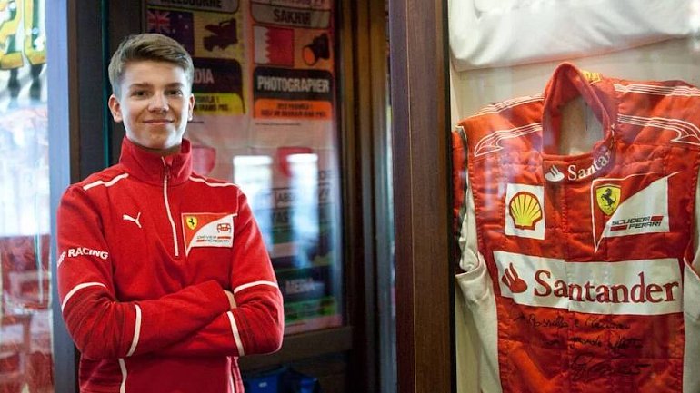 Российский гонщик примет участие в виртуальной гонке Формулы-1 - фото