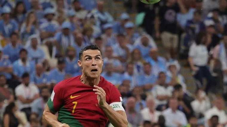 Португальский журналист осудил Роналду за попытку присвоить себе гол в матче с Уругваем - фото