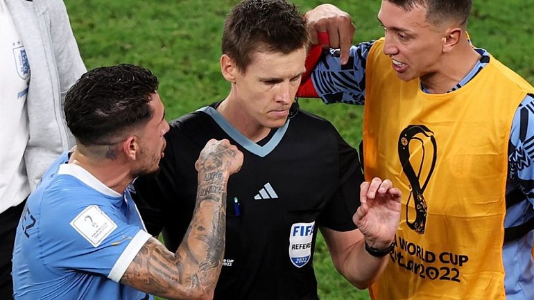 Защитника сборной Уругвая могут дисквалифицировать на длительный срок за удар представителя ФИФА - фото