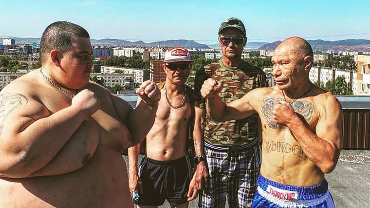 «Круче, чем Гэтжи против Фергюсона»: блогер Монгол победил 240-килограммового боксера на крыше дома - фото