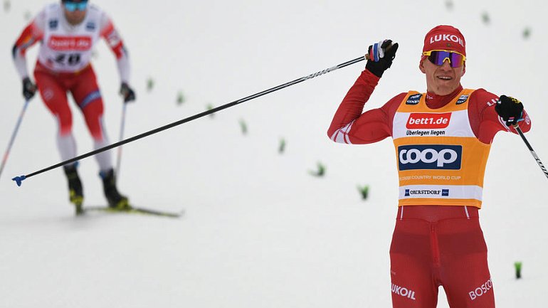 Большунов выиграл скиатлон Кубка мира на «лыжах победы»! Клебо сошел задолго до финиша - фото