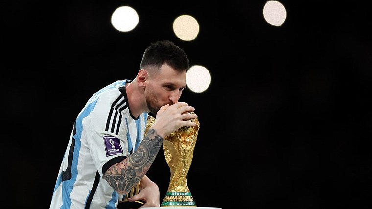 Появилось главное фото ЧМ-2022: Лионель Месси держит в руках Кубок мира - фото
