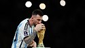 Появилось главное фото ЧМ-2022: Лионель Месси держит в руках Кубок мира - фото